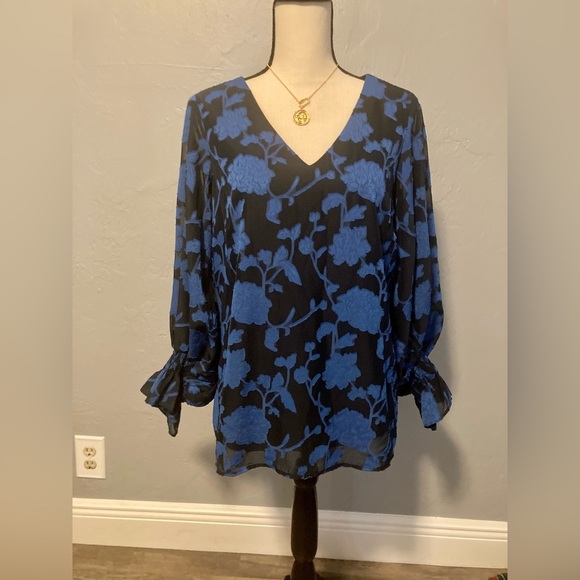 Vince Camuto Tops - Vince Camaro Floral V-Neck Women's Dark Floral Blouse